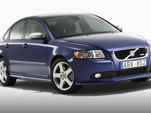 Автомобиль марки Volvo модели s40