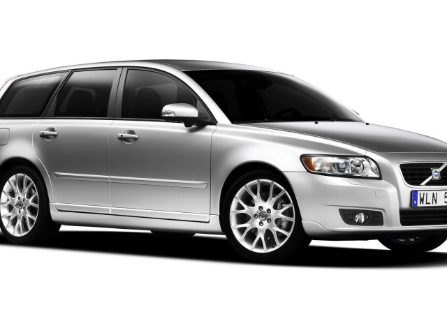 Автомобиль марки Volvo модели v50