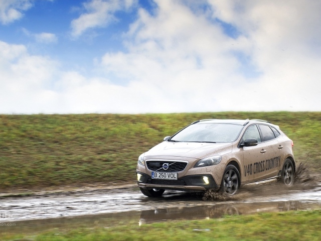  Новый автомобиль Volvo v40 Cross country