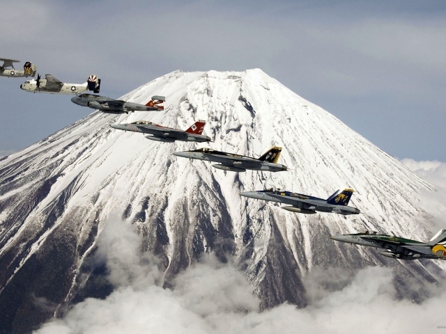 Самолеты на фоне вулкана