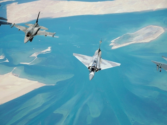 Разные типы истребителей над заливом