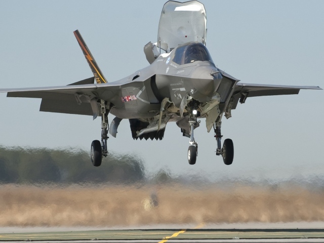 Военный самолет F-35