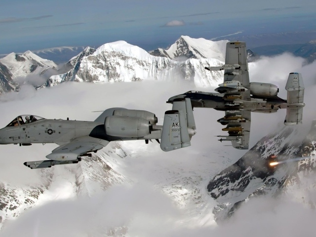 Военные самолеты над горами