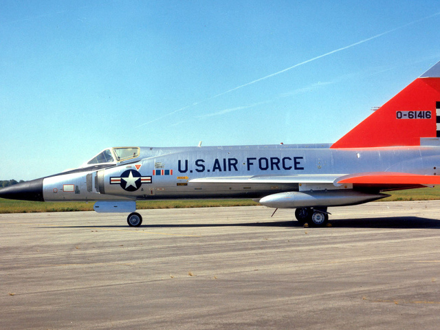 Военный самолет F-102