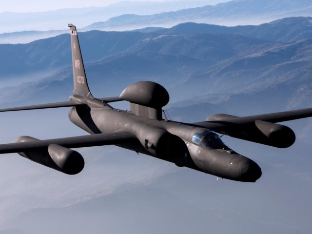 Самолет разведчик над горами