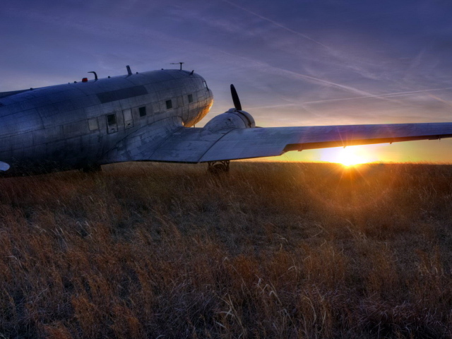 Самолет на поле