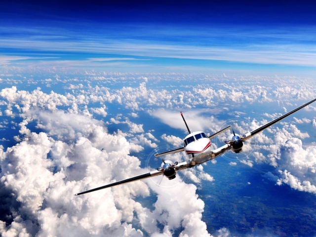 Самолет летит над облаками