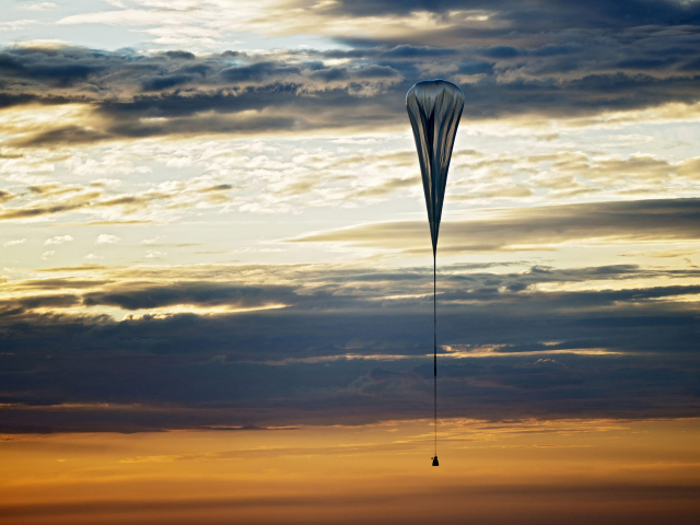 Стратостат в небе