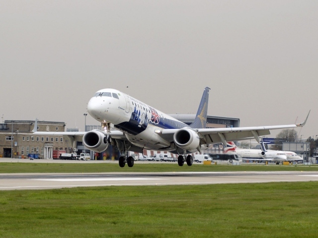 Самолет оторвался от земли