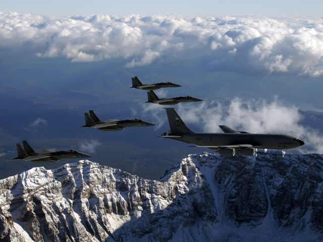 Военные самолеты F-15 над горами