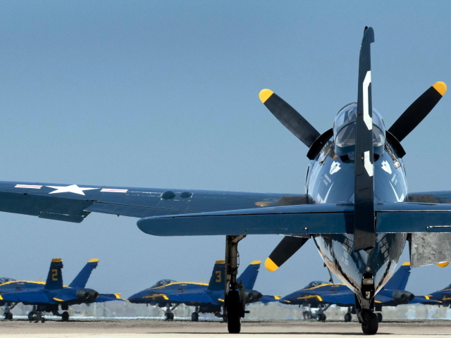 Военные самолеты на аэродроме