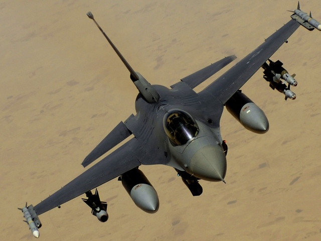 Военный самолет F-16 в полном вооружении