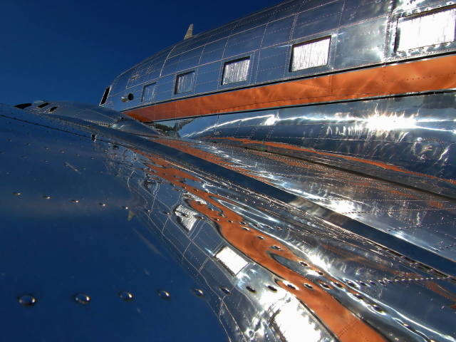 Заклепки на крыле самолета