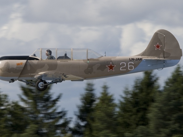 Русский самолет Як-52
