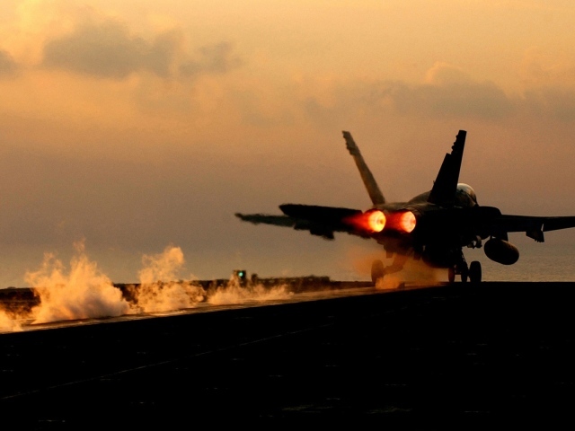 Самолет Ф-18 взлетает