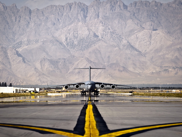 Самолет на взлетной полосе