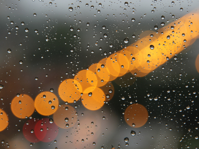 Блики на мокром окне