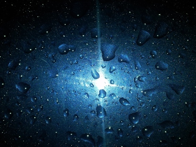 Капли воды на стекле