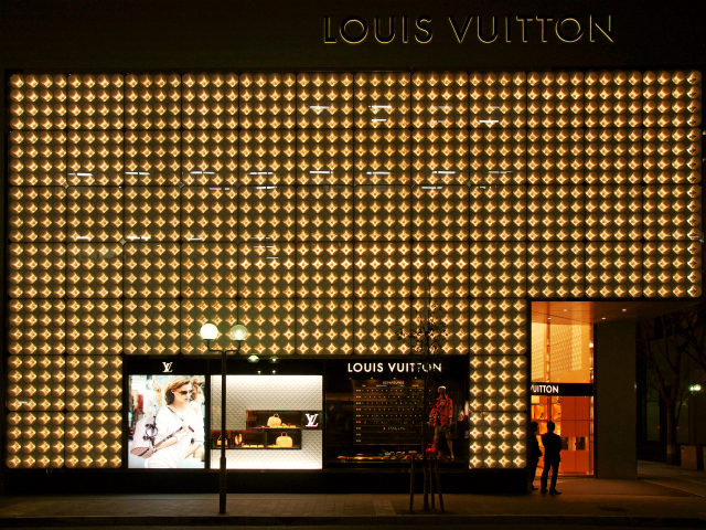 Дорогой бутик Louis Vuitton