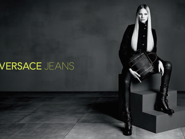Девушка в джинсах от Versace