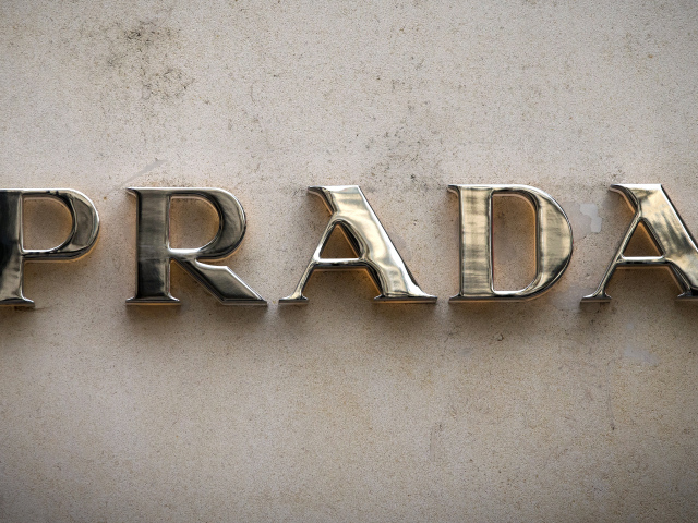 Золотые буквы Prada