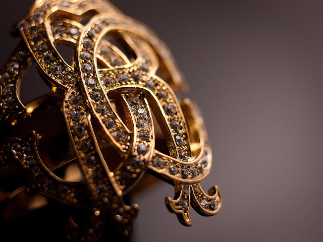 Золотое кольцо с символом Roberto Cavalli