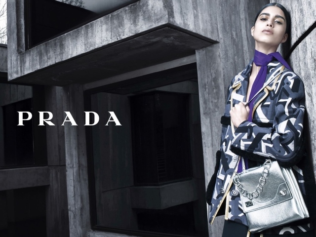 Модель в одежде Prada