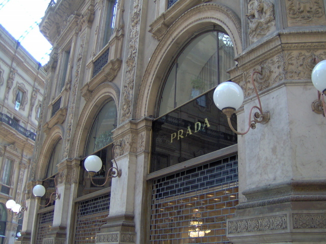 Магазин бренда одежды Prada