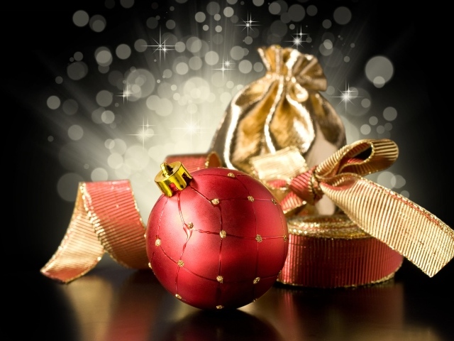 Красный шар и золотой бант