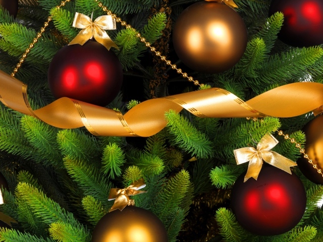 Красные шары на елке