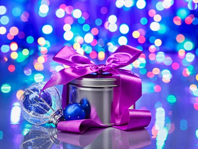 Коробка с лентой и игрушка