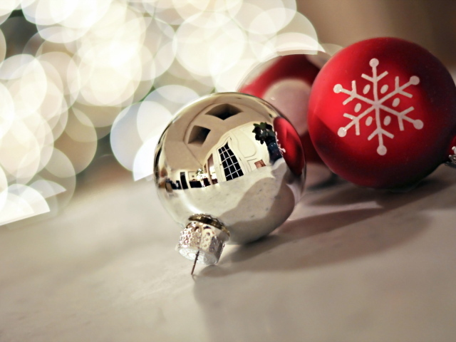 Белый шар на рождество