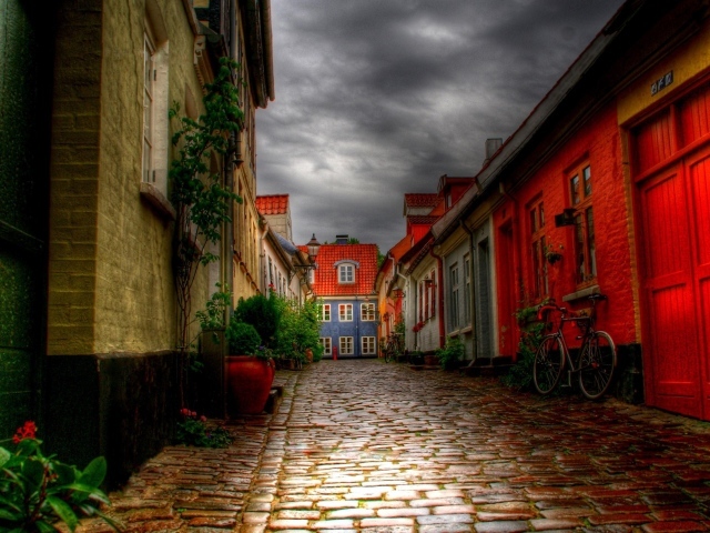 Старинная улица с велосипедом