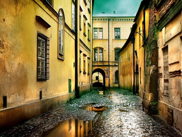 Старая улица после дождя