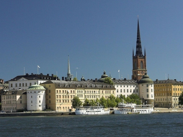 Городской пейзаж с пристанью