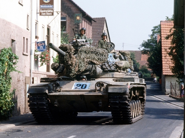 Танк на улице города