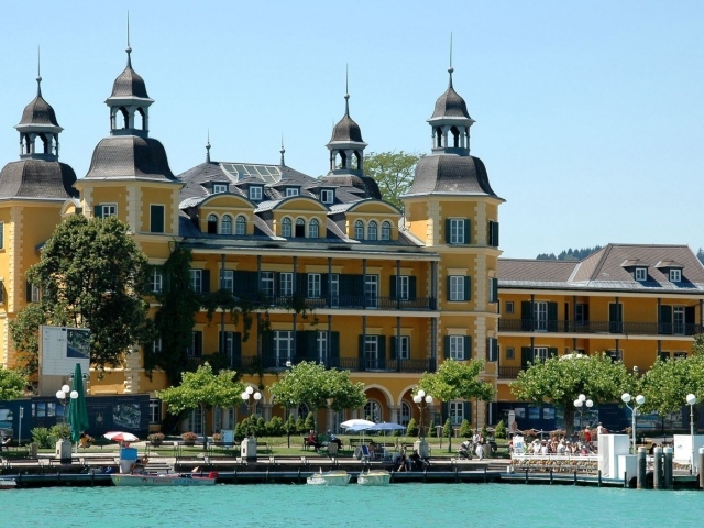 Дом на набережной