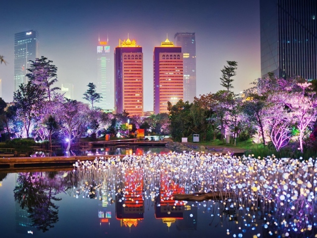 Зеленый парк в мегаполисе