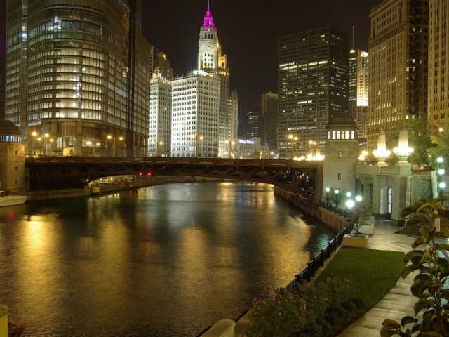 Мост через реку в городе