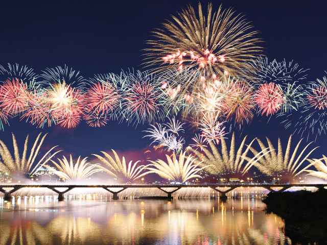 Фейерверк над мостом