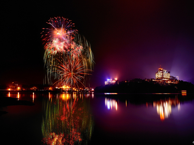 Отражение фейерверка в озере