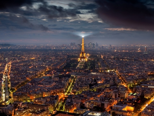 Центр Парижа ночью