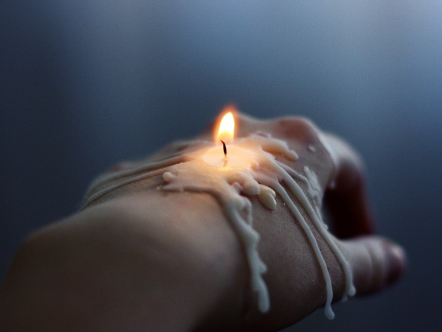 Горящая свеча на руке