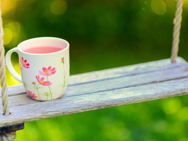 Чашка на качелях