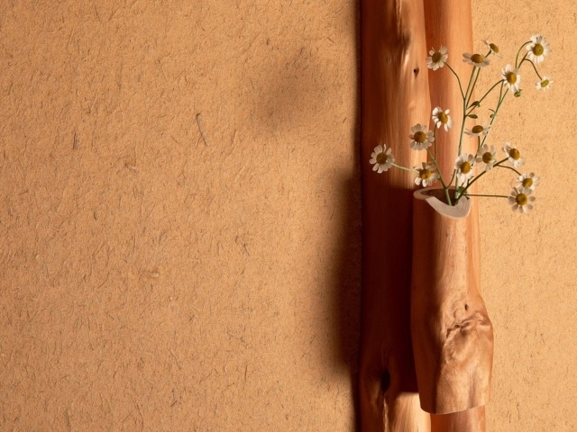 Ромашки в деревянной вазе