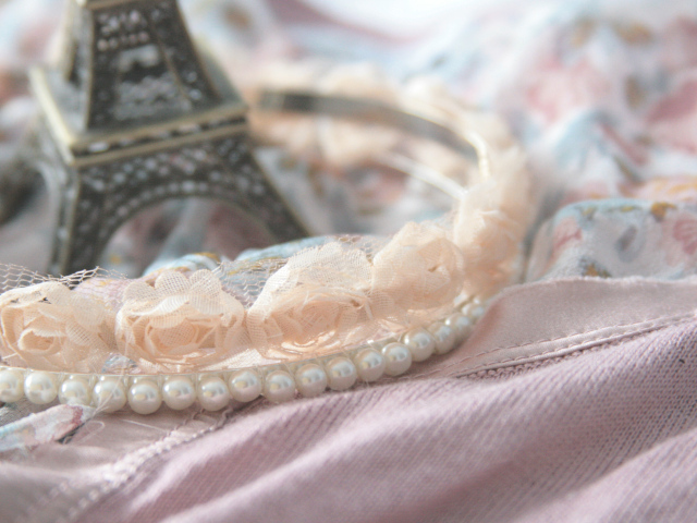 Украшения на белом платье