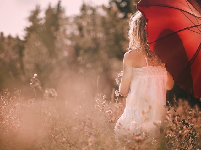 Девушка с красным зонтом