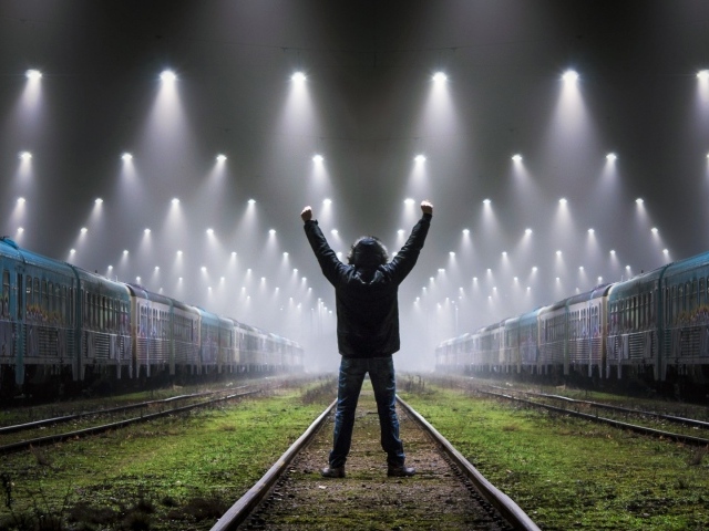 Парень между поездами