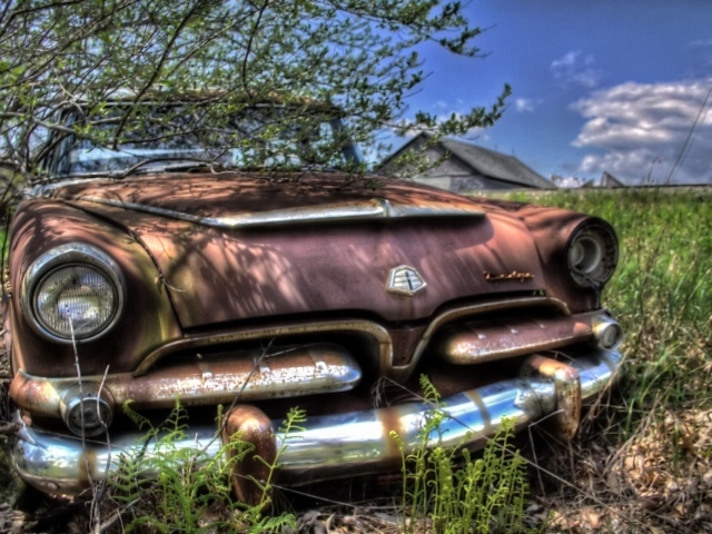 Старый заброшенный автомобиль