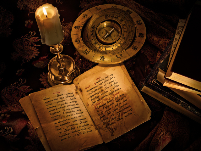 Старинная книга и компас